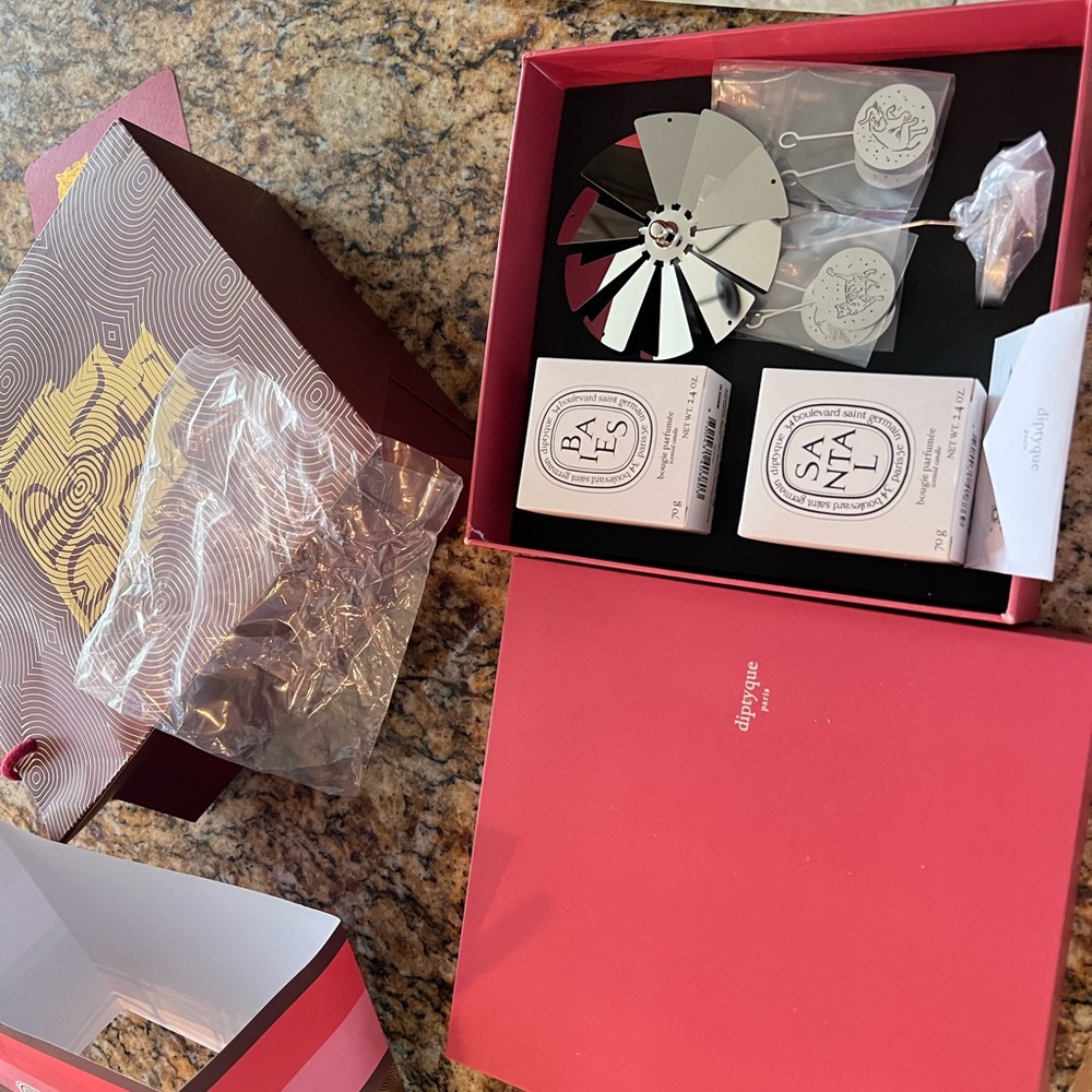 diptyque candle
brand new
2 candles
no scratch
Include box bag